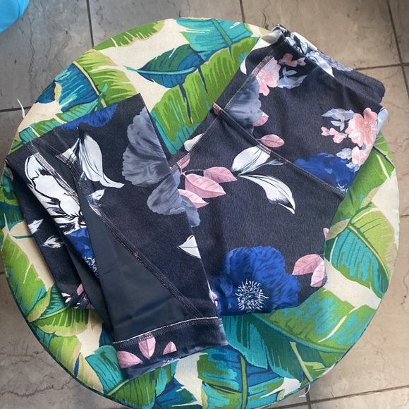 Old navy compression leggings! Bundle of 3! Great condition! - Picture 2 of 4